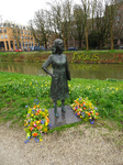 909622 Afbeelding van het door Joyce Overheul vervaardigde beeld van verzetsvrouw Truus van Lier in het ...
